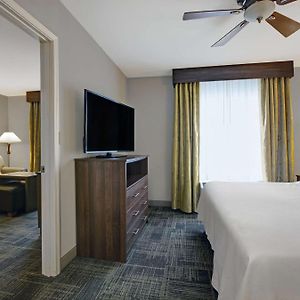 One-Bedroom Deluxe King Suite Non-Smoking